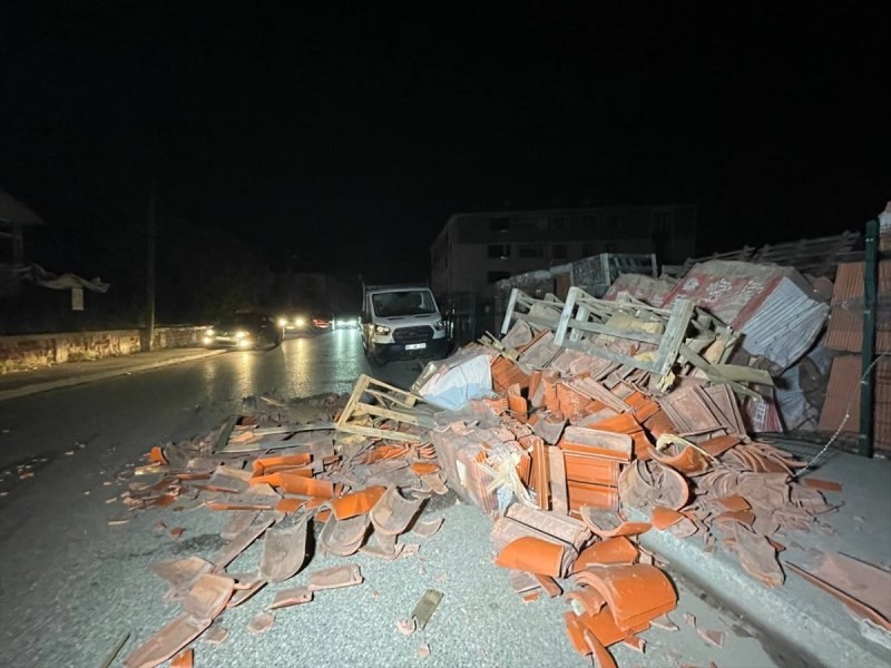 Düzce 5.9 şiddetindeki depremle sarsıldı