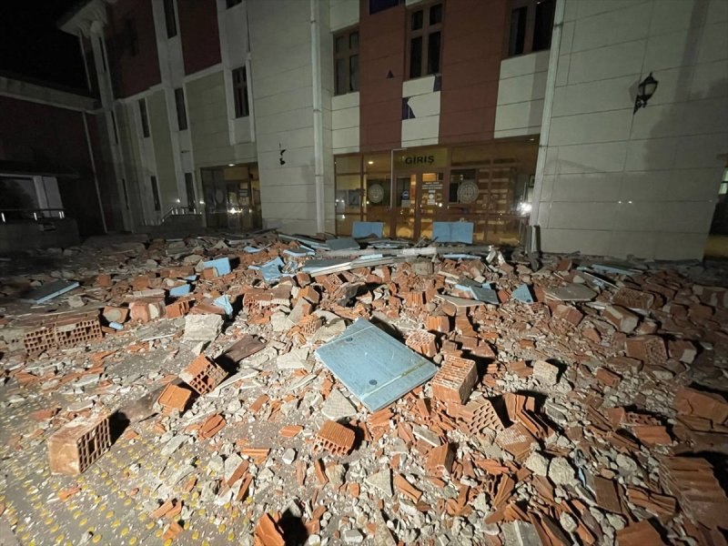 Düzce 5.9 şiddetindeki depremle sarsıldı