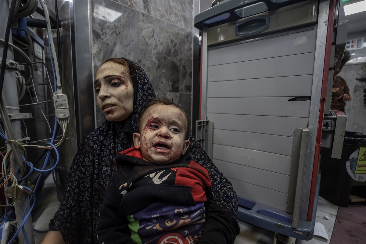 İsrail'in Gazze'de hastaneyi bombalaması sonucu yüzlerce kişi can verdi