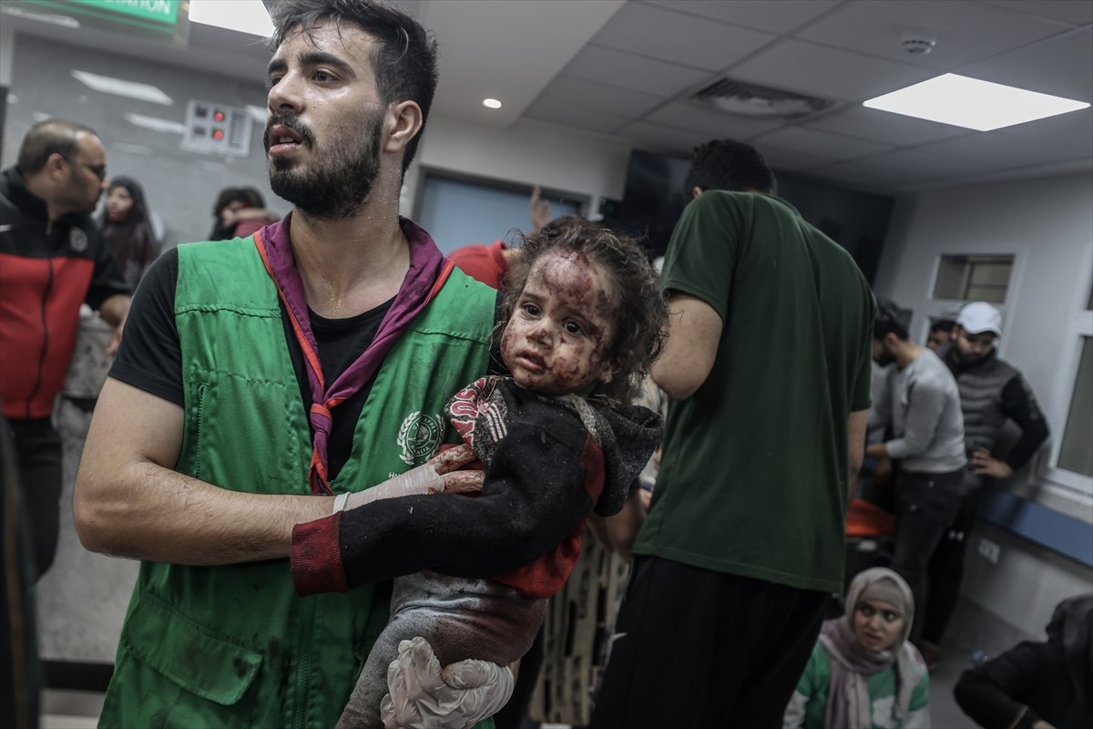 İsrail'in Gazze'de hastaneyi bombalaması sonucu yüzlerce kişi can verdi