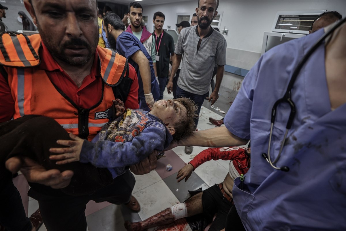 İsrail'in Gazze'de hastaneyi bombalaması sonucu yüzlerce kişi can verdi
