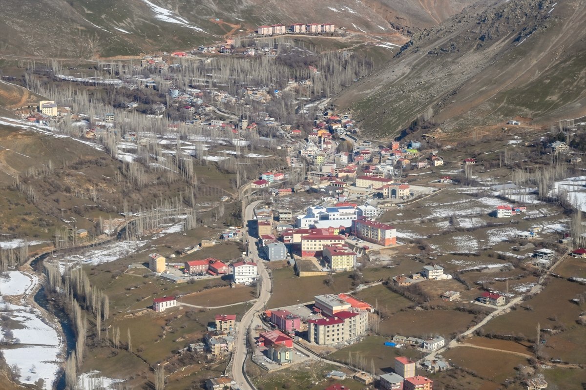 Van-Bahçesaray yolu, kar altında kaldı