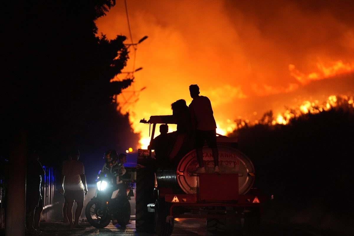 İzmir, Urla'da çıkan yangına müdahale ediliyor