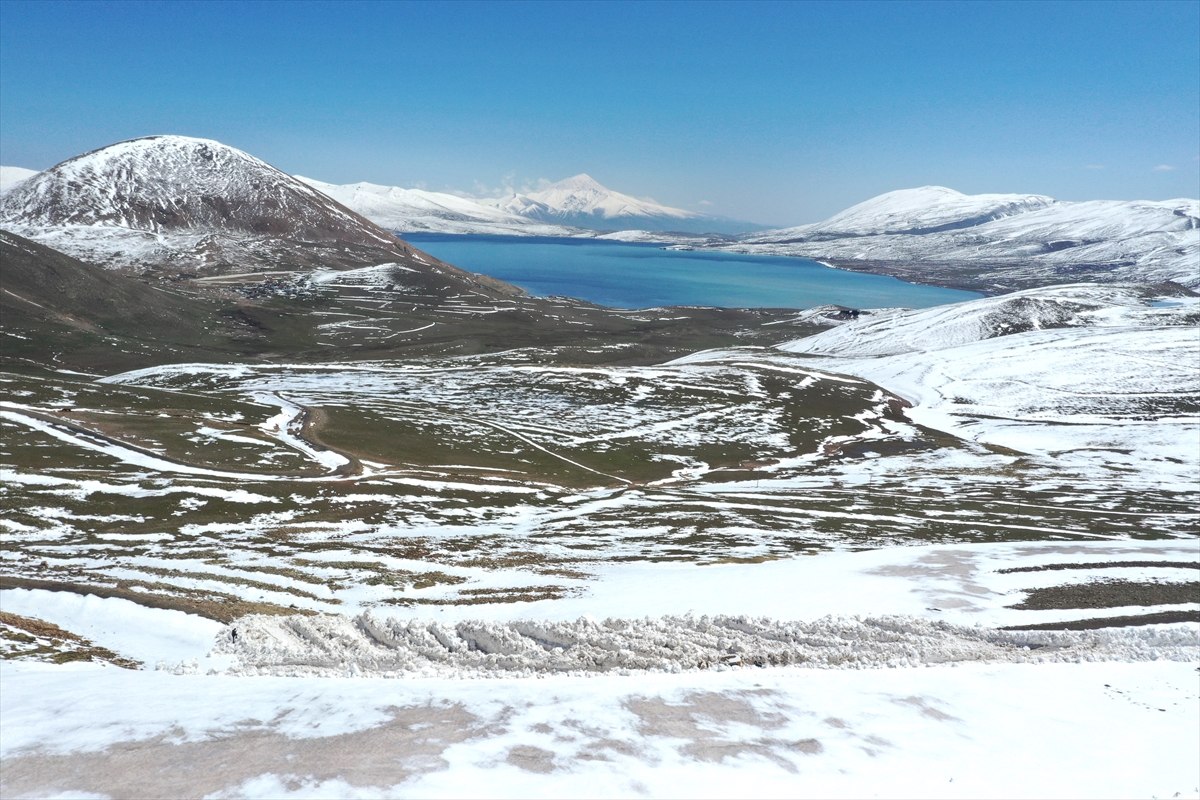 Ağrı'nın ovalarında bahar, dağlarında ise kış hüküm sürüyor