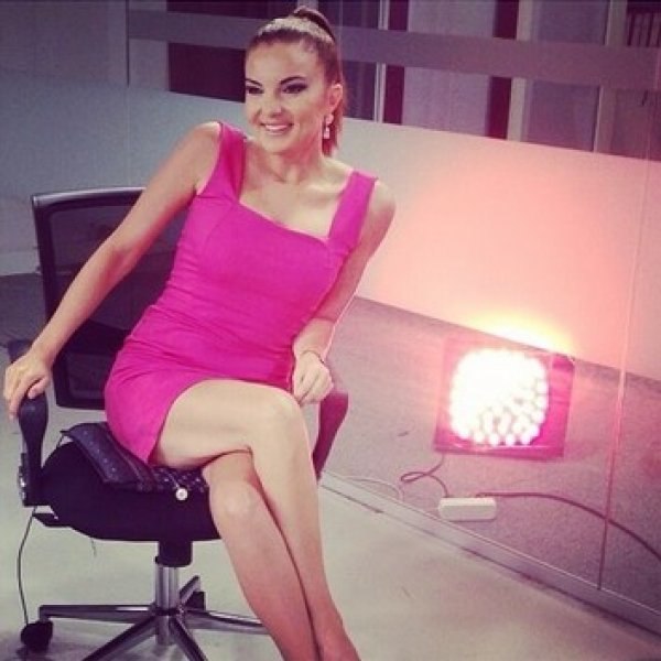 Simge Fıstıkoğlu ablası Sinem'in programına konuk oldu