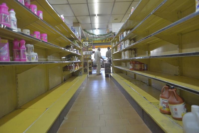 Venezuela'da market rafları boş kaldı
