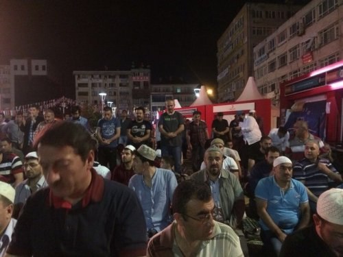 Ümraniye'de Gazze için sabah namazı kıldılar