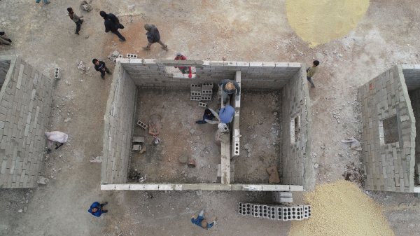 Türkiye’den İdlib’e 10 bin briket ev