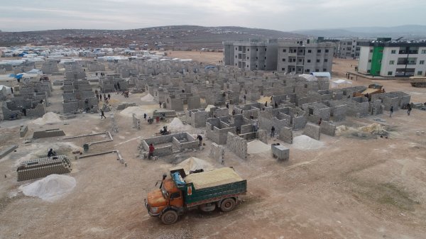 Türkiye’den İdlib’e 10 bin briket ev