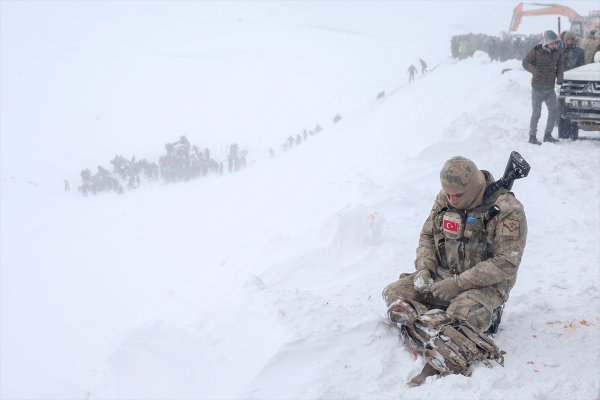 Van'daki çığ sonrası yürek yakan fotoğraf
