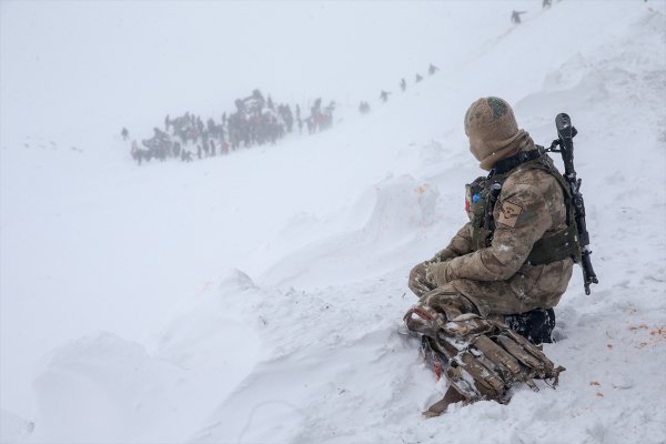 Van'daki çığ sonrası yürek yakan fotoğraf