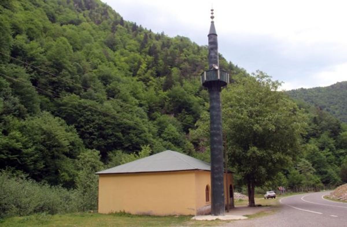 Giresun'da camiye ağaçtan minare yaptılar