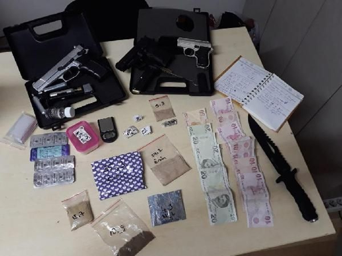 Ataşehir'de parkta çekirdek poşetinde uyuşturucu sattı