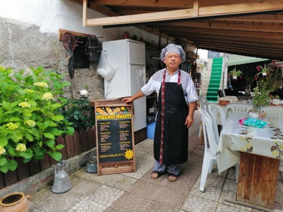 İsveç'te emekli olup köyünde pizzacı açtı