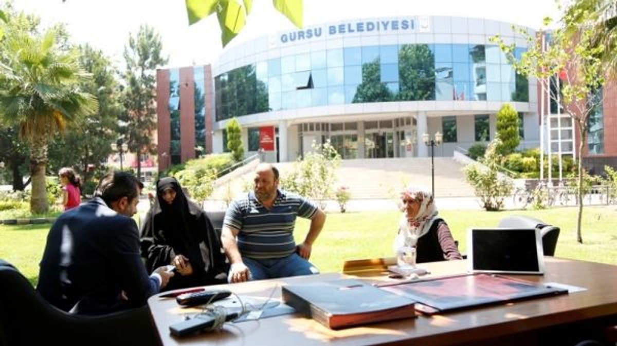 Bursa'da belediye başkanı masayı bahçeye taşıdı