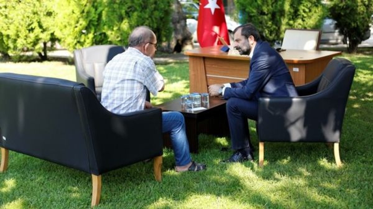 Bursa'da belediye başkanı masayı bahçeye taşıdı