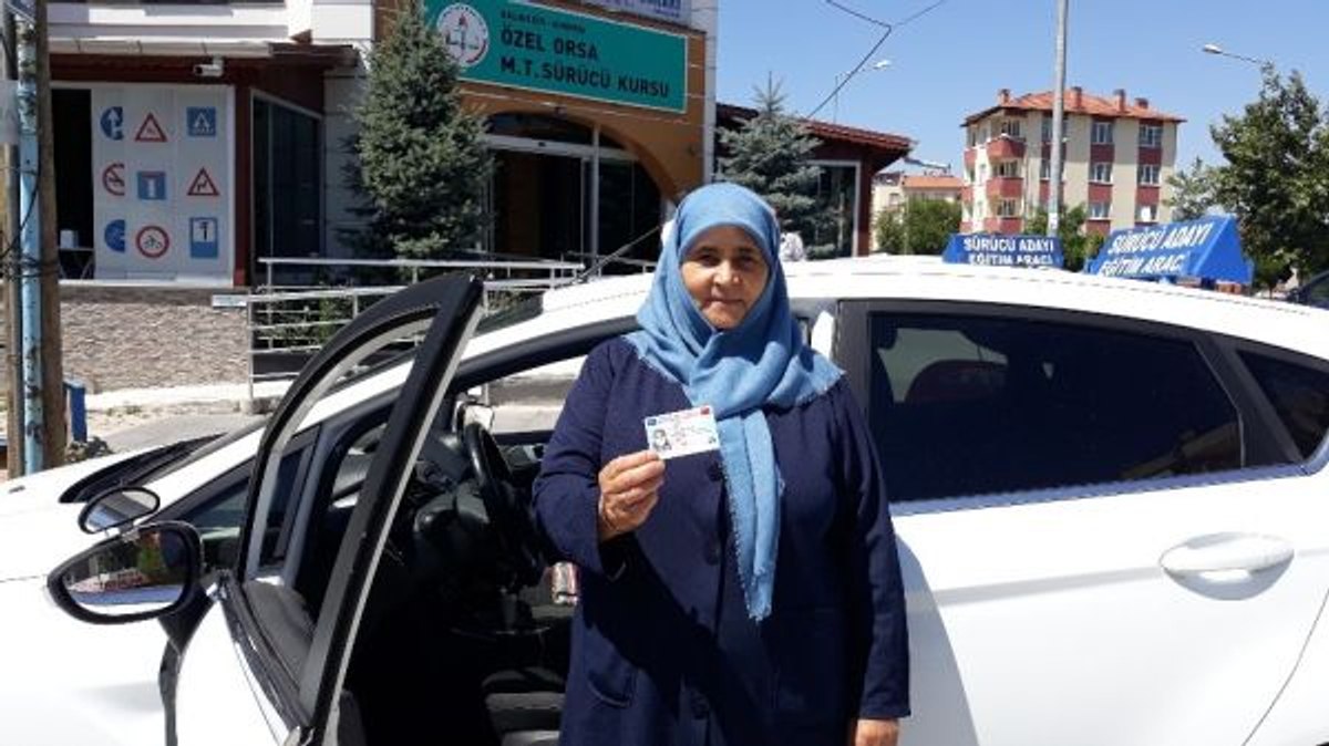 Balıkesir'de 64 yaşında ehliyet sahibi oldu