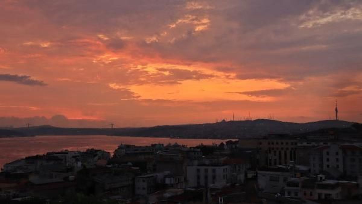 İstanbul'da gün doğumu, gökyüzünü kızıla boyadı