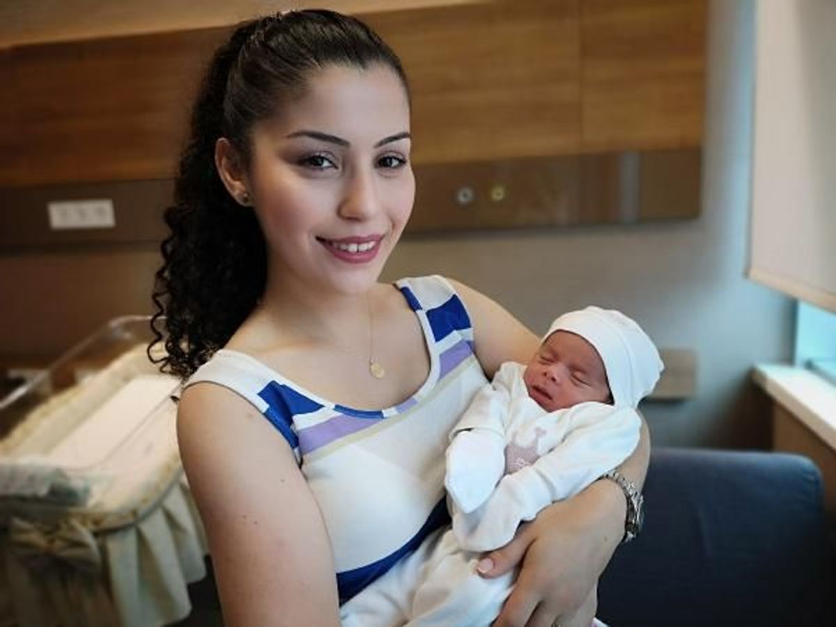 İstanbul'da yeni doğan bebek dişleriyle dünyaya geldi