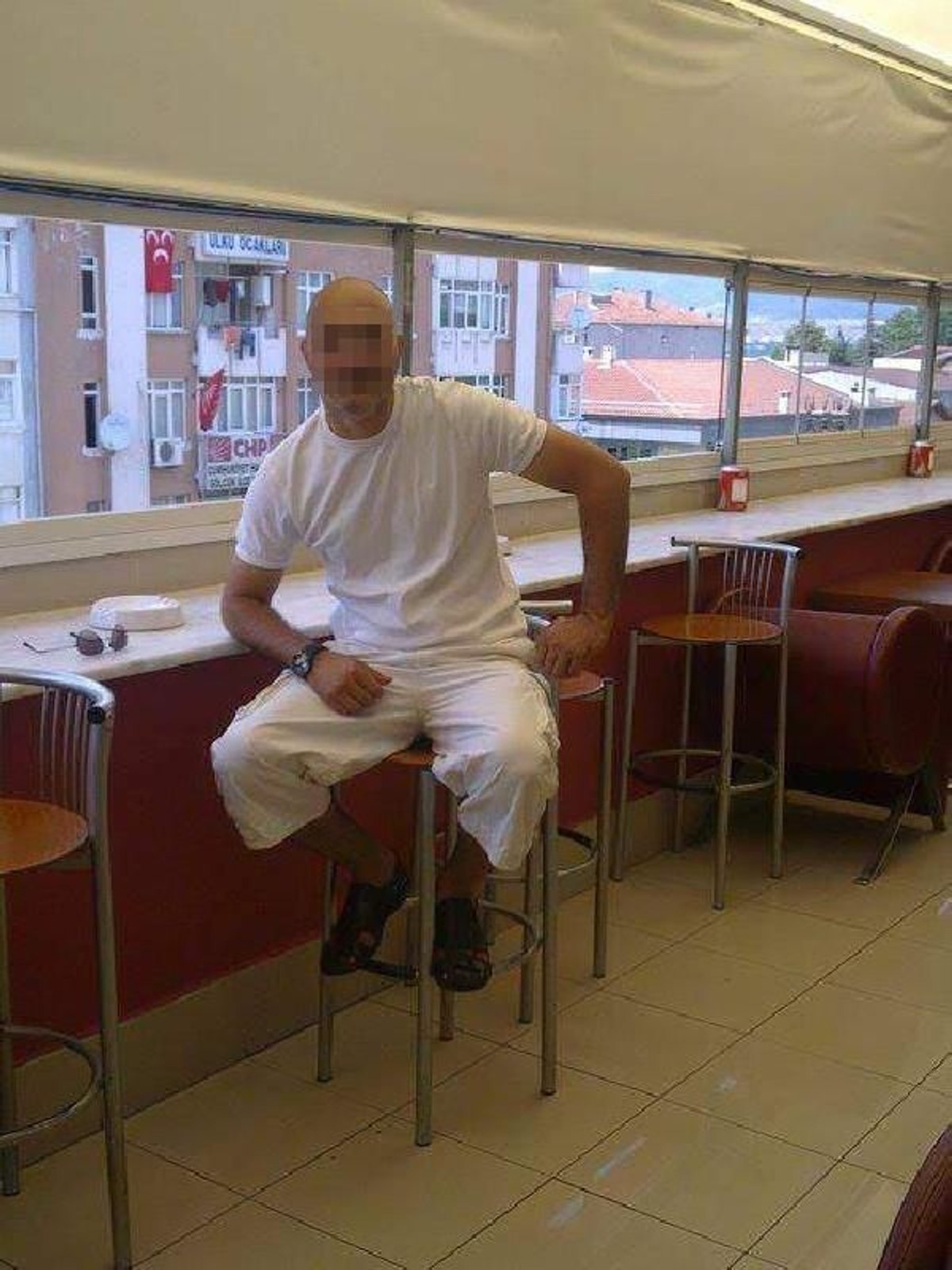Polisten kaçmak için 4. kattan atladı