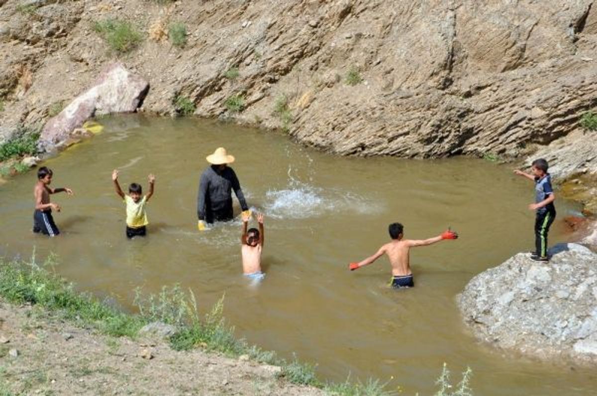 Hakkari'de koyunların yıkandığı gölette yüzme keyfi