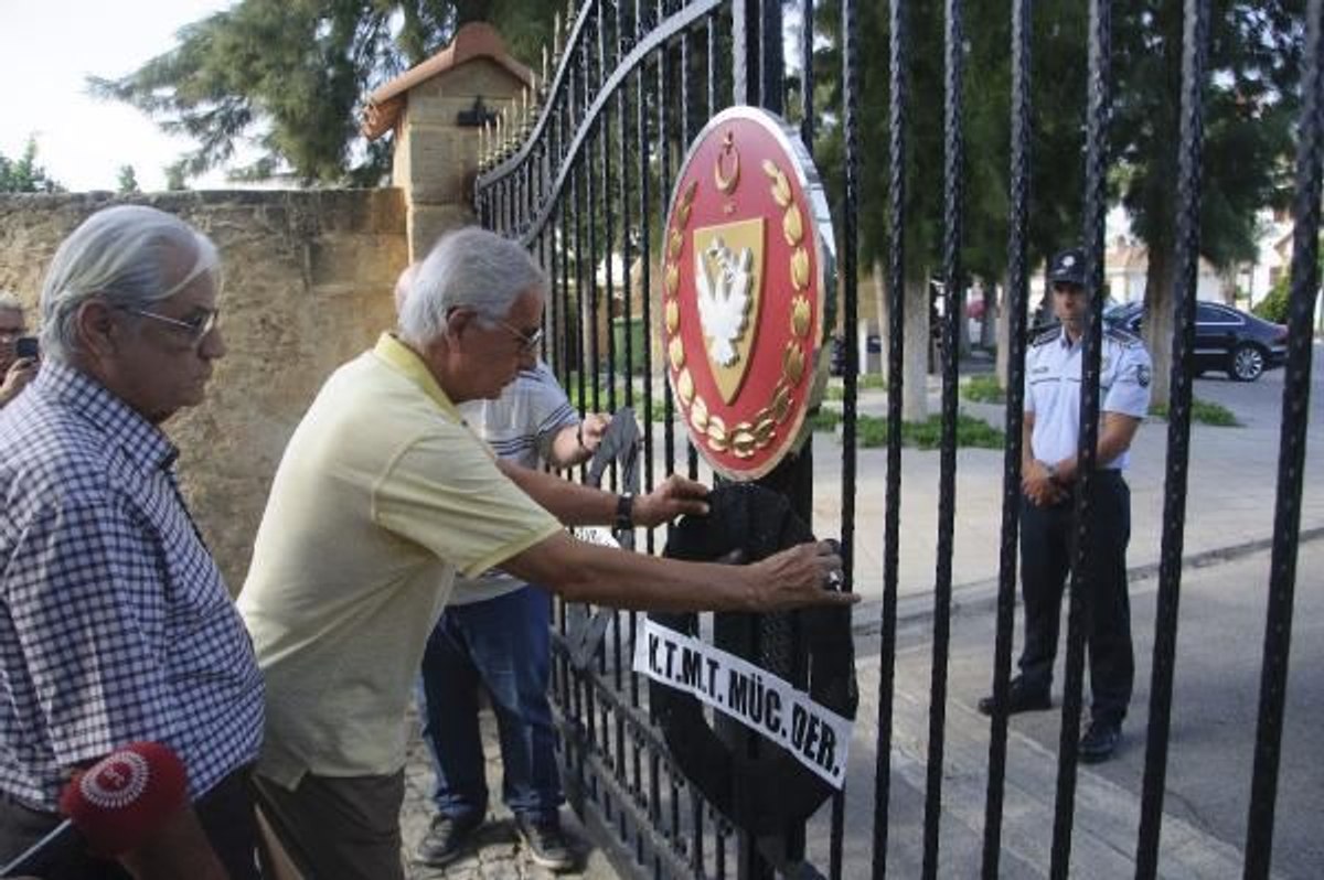 Akıncı’ya tepki olarak siyah çelenk bırakıldı