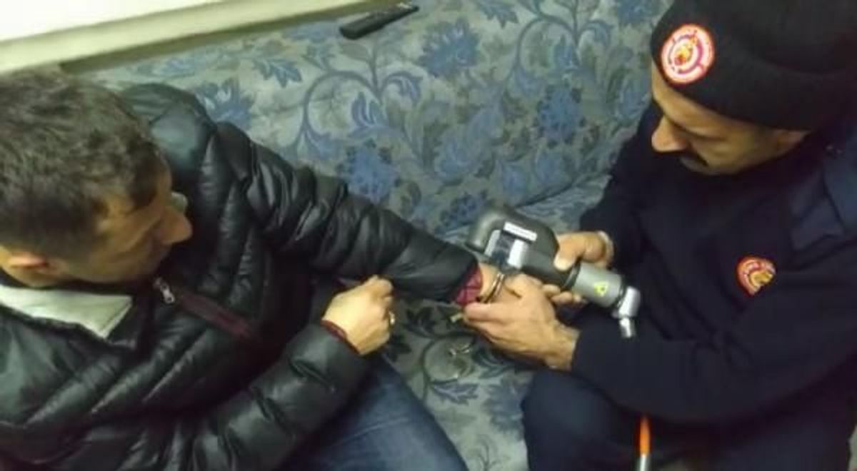 Şaka için takılan kelepçenin anahtarı bulunamadı