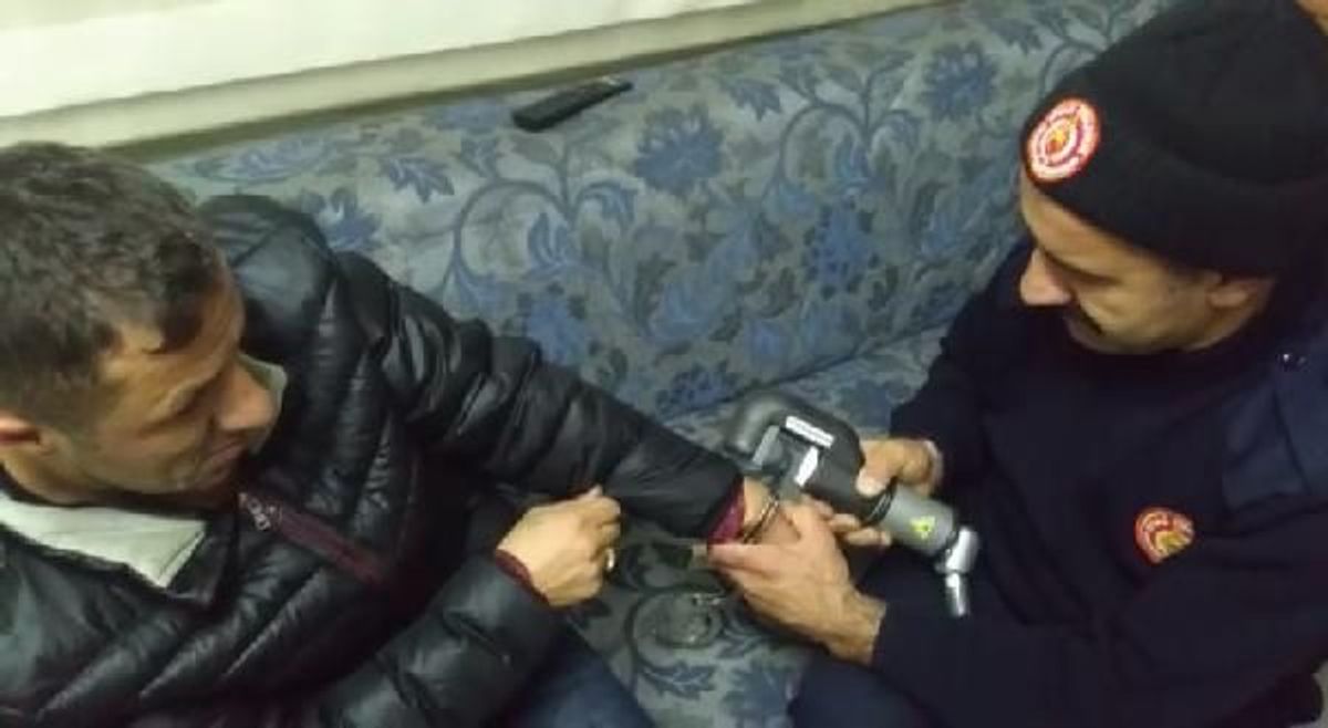Şaka için takılan kelepçenin anahtarı bulunamadı