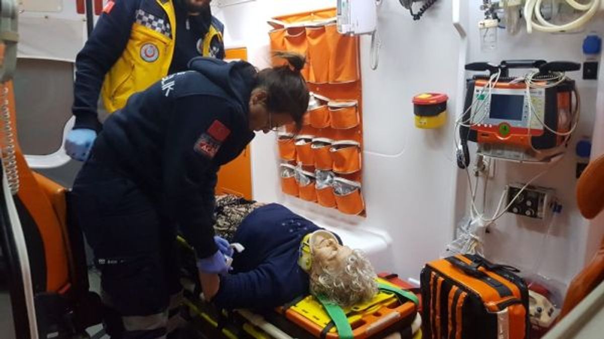 Huzurevinden kaçmak isteyen yaşlı kadın yaralandı