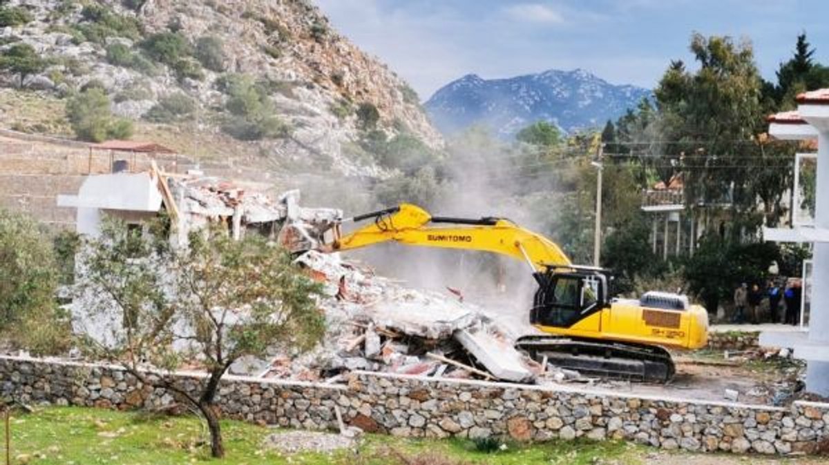 Marmaris’te kaçak yapıların yıkımı başlatıldı
