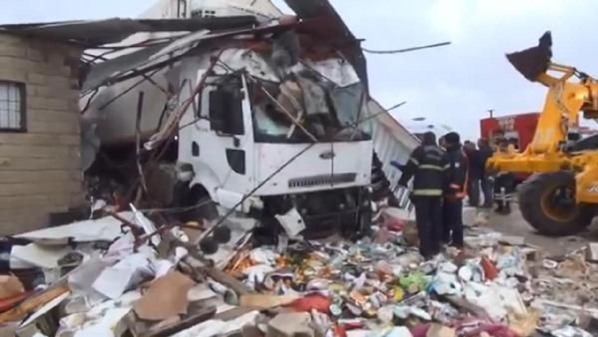 Şanlıurfa'da tır markete daldı: 4 yaralı
