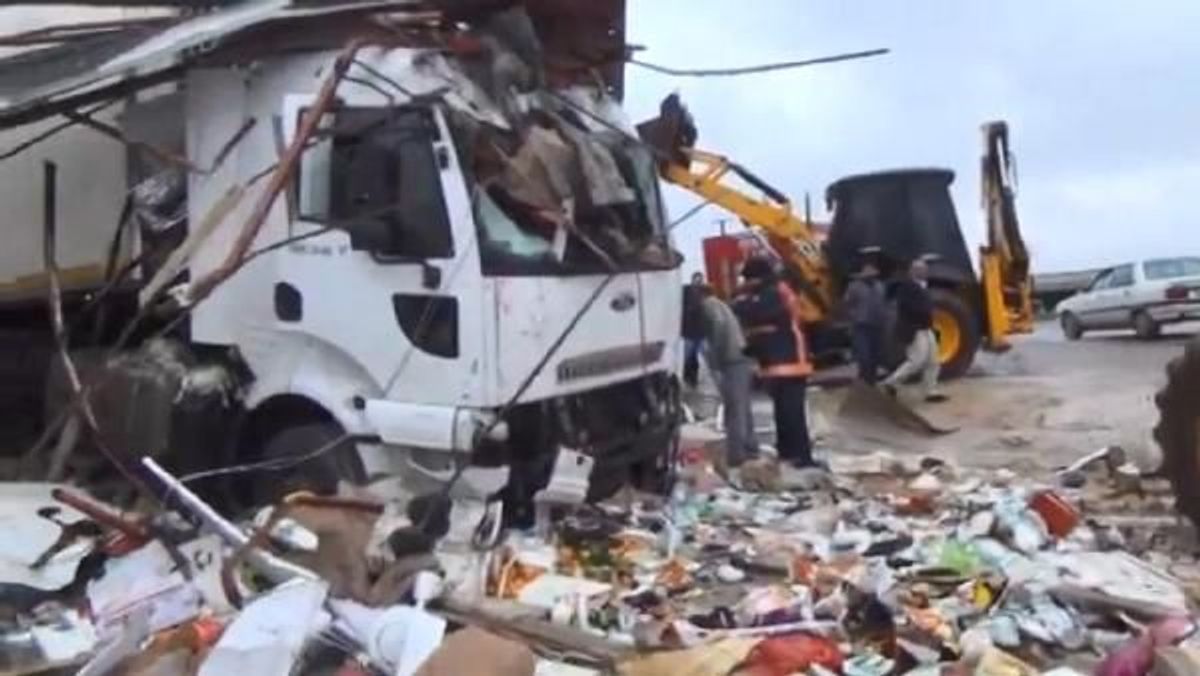 Şanlıurfa'da tır markete daldı: 4 yaralı