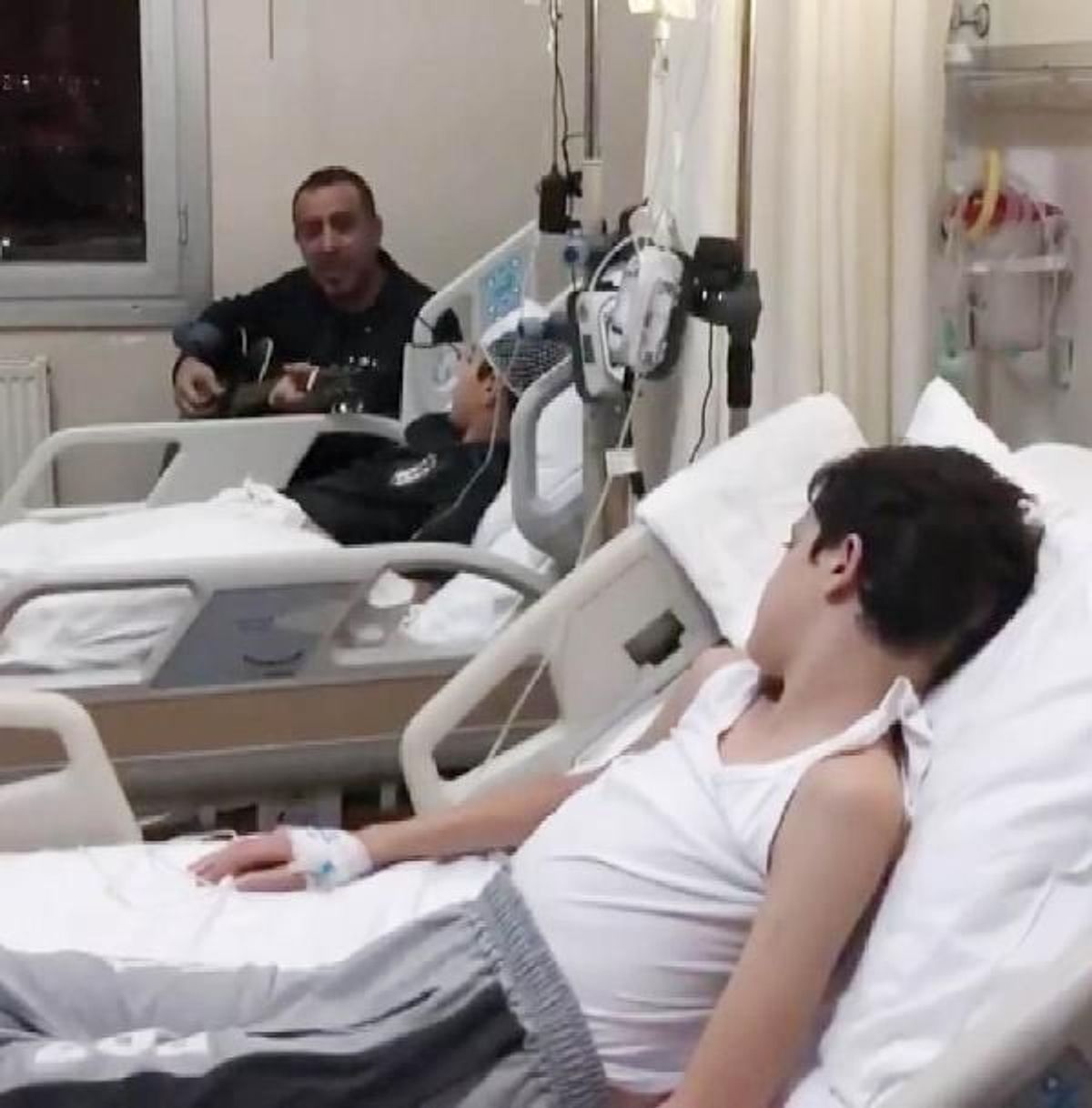 Haluk Levent'ten küçük hayranlarına konser