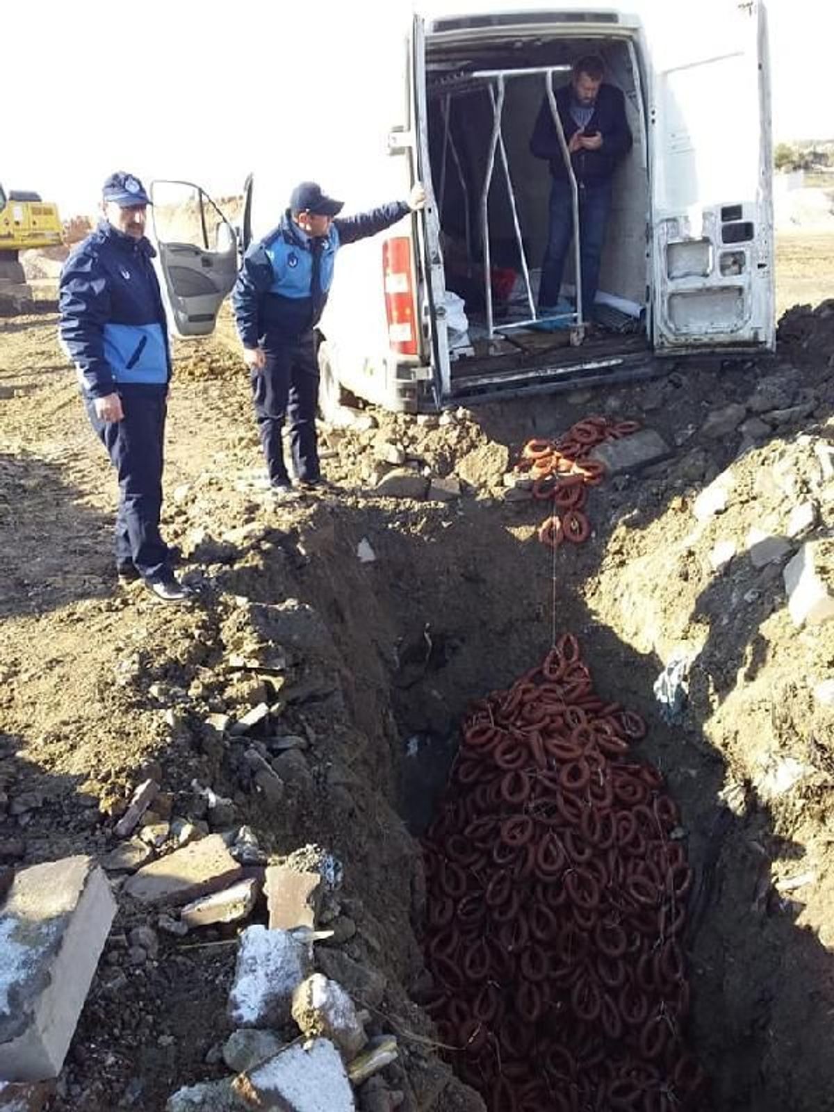 Ankara'da 400 kilo kaçak sucuk gömüldü