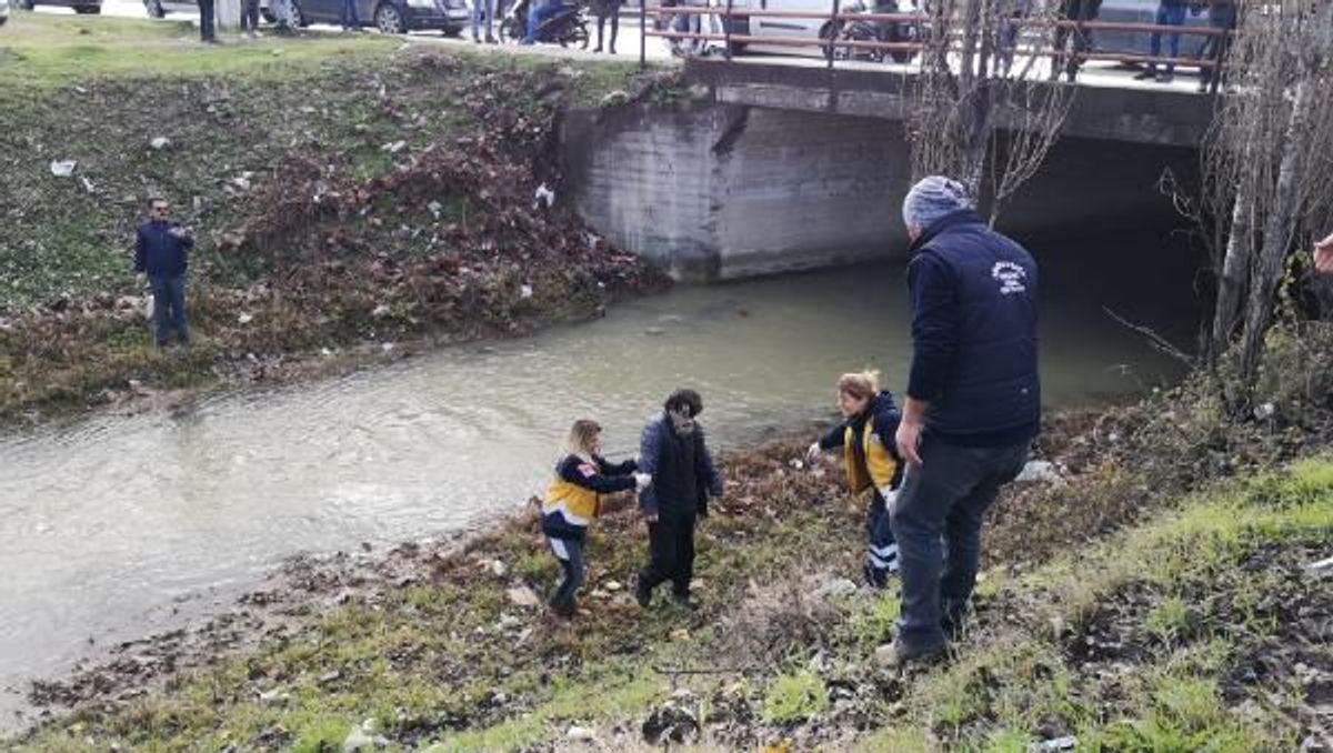 Bursa'da köprüden dereye atlayan adam kurtarıldı