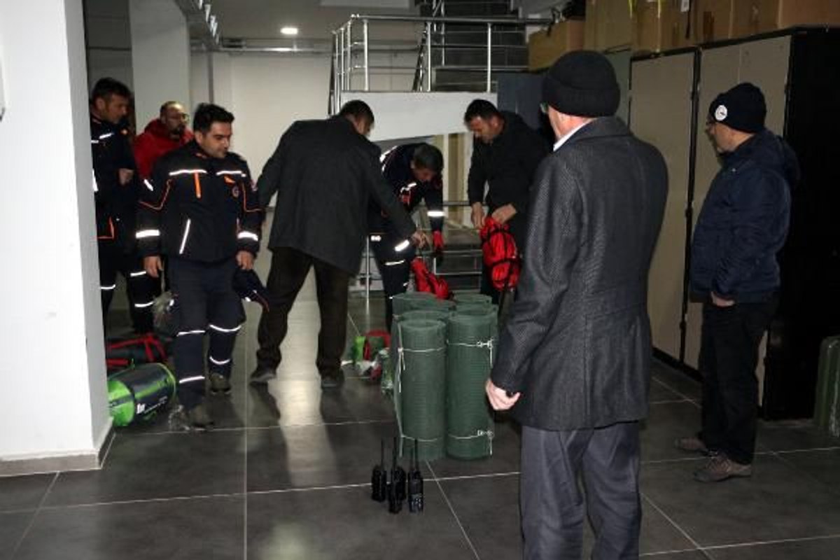 Çevre illerden AFAD ekipleri Elazığ'a gönderildi