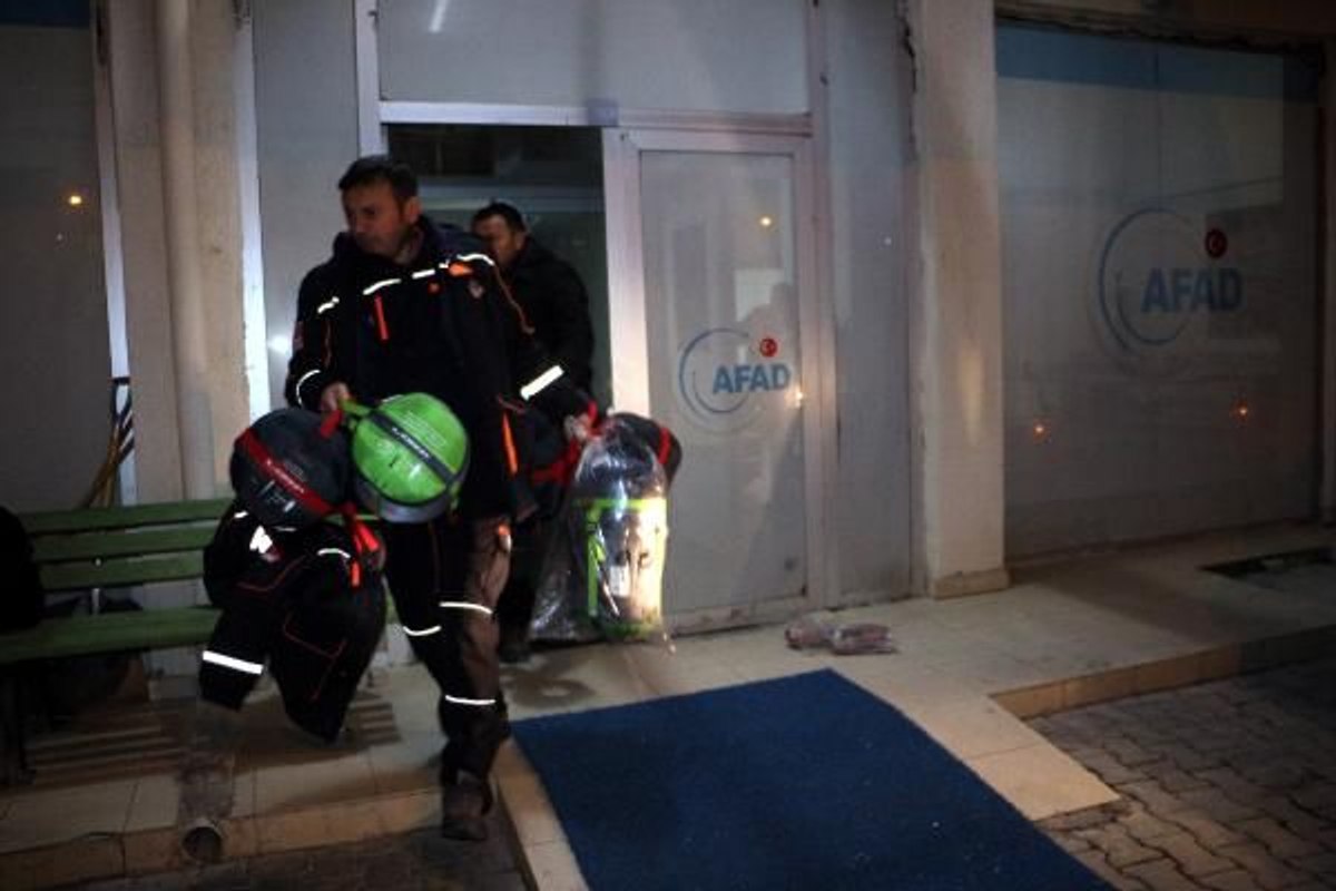 Çevre illerden AFAD ekipleri Elazığ'a gönderildi