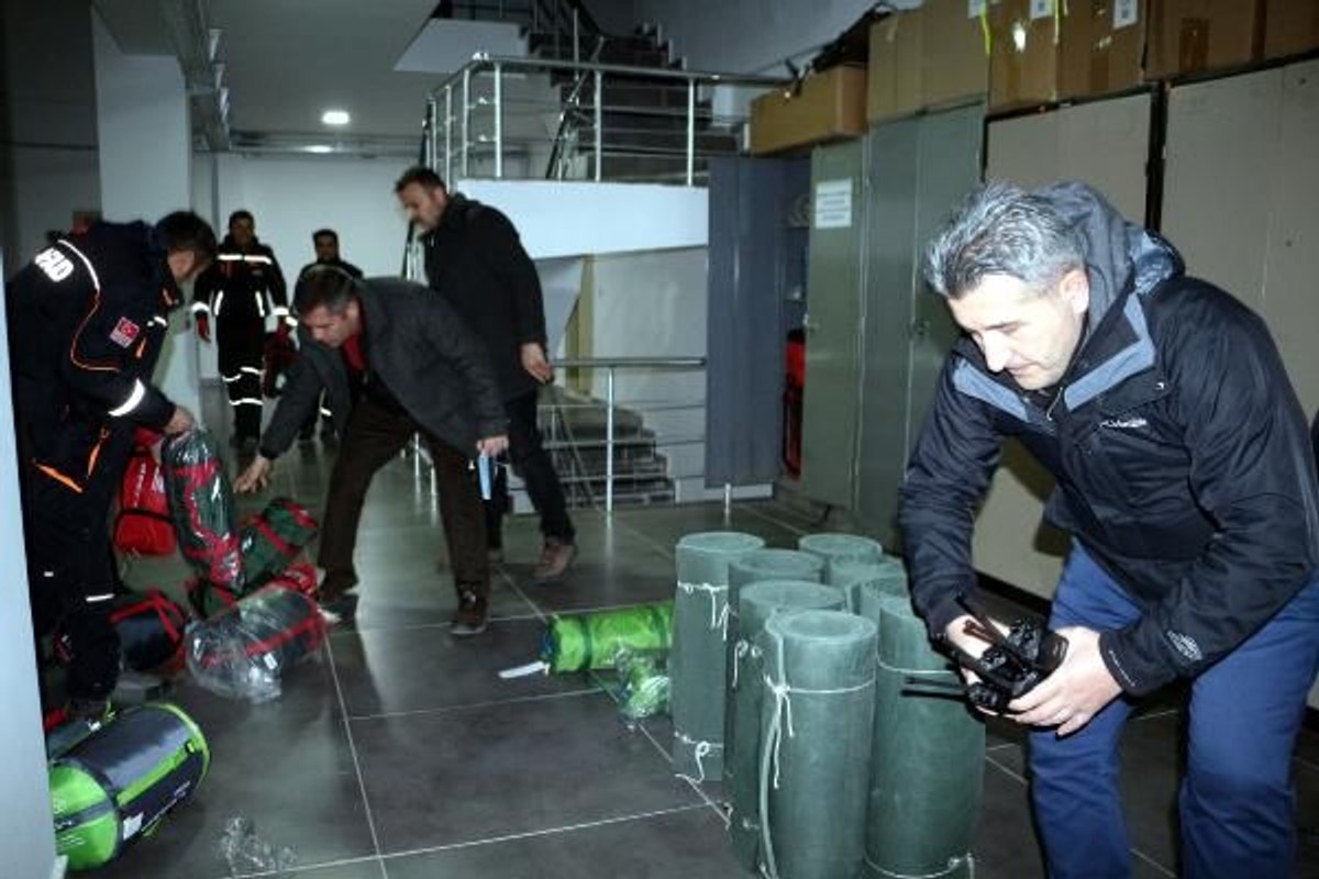 Çevre illerden AFAD ekipleri Elazığ'a gönderildi
