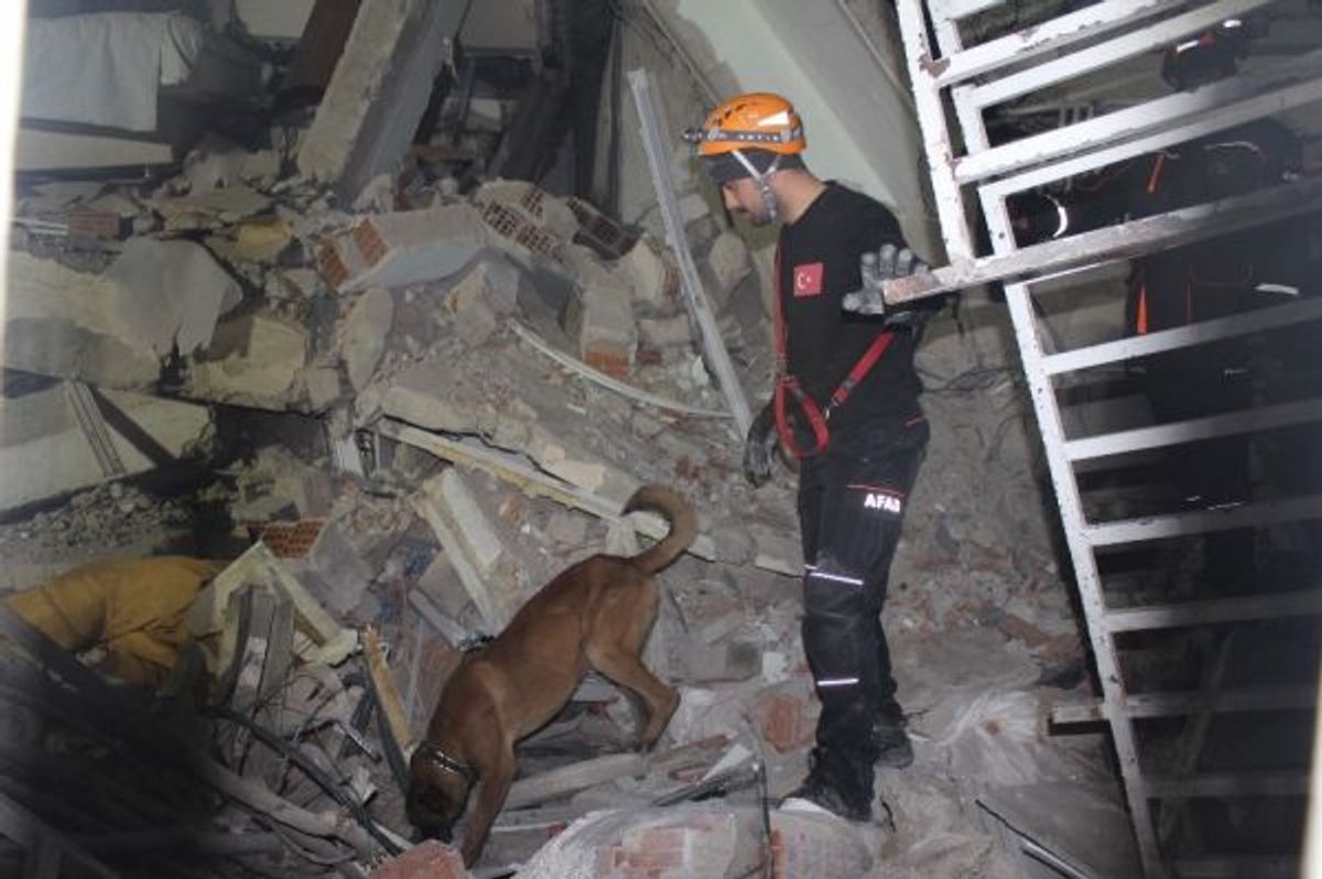 Elazığ'da 12 yaşındaki çocuk, 5 saat sonra enkazdan sağ çıkarıldı