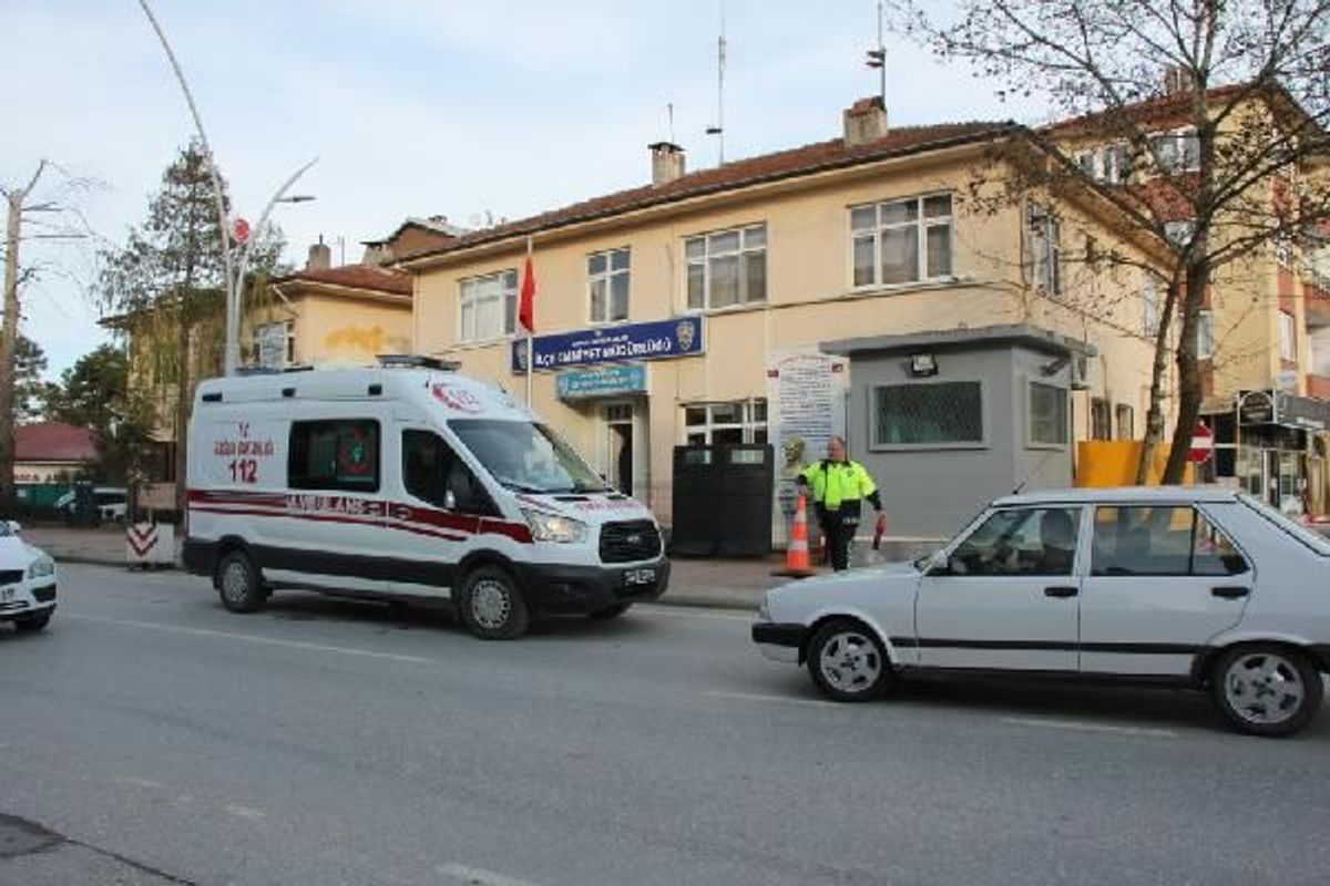 Eşi tarafından bıçaklanan kadın polise sığındı
