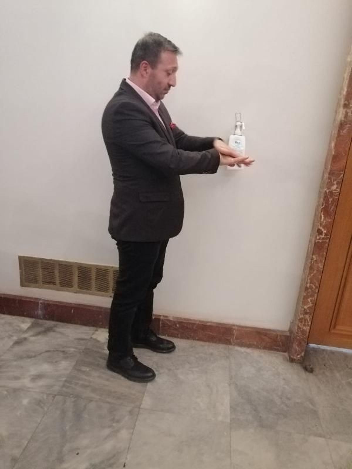 TBMM'de koronavirüse karşı dezenfektan önlemi alındı