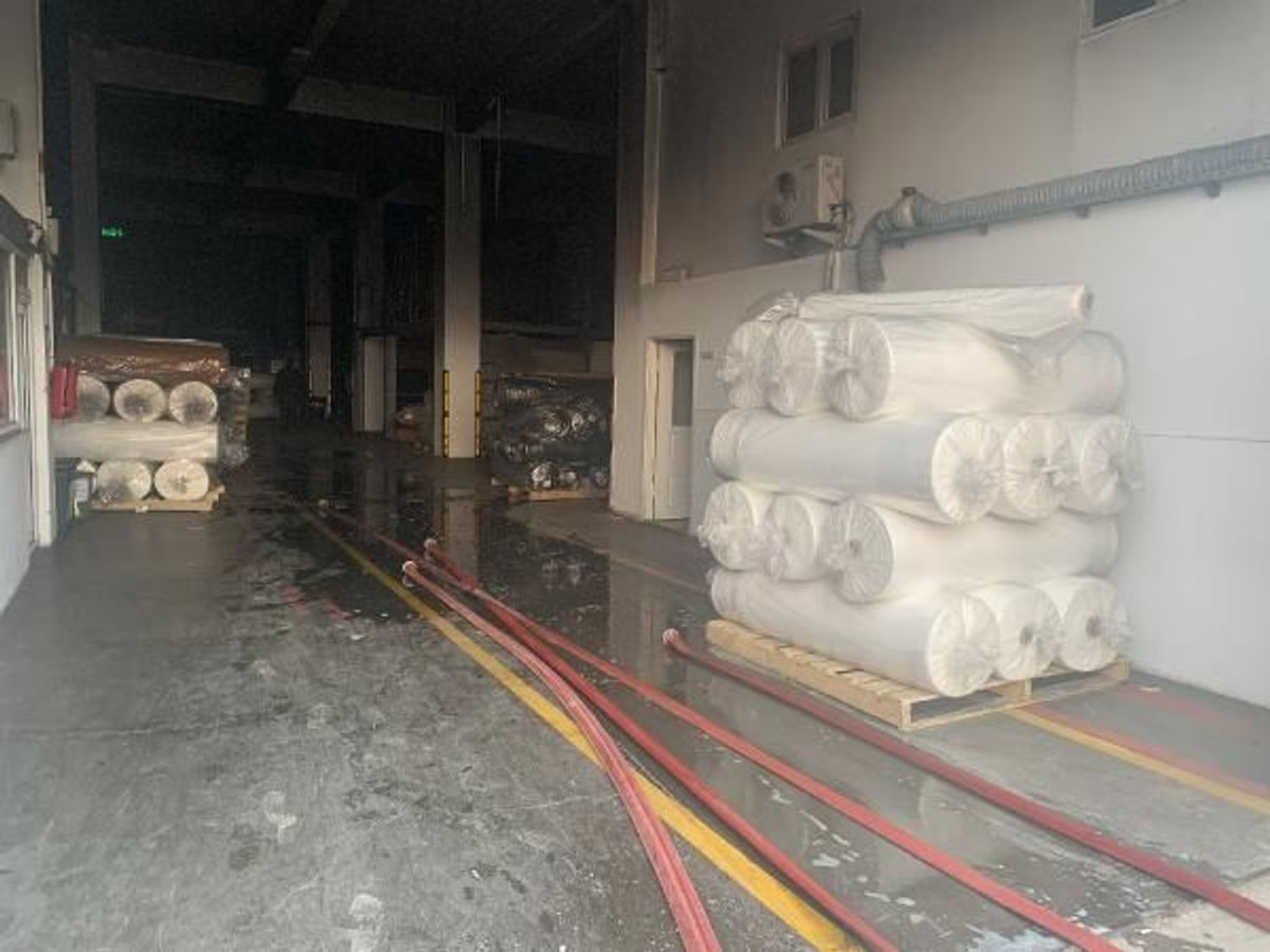 Tuzla'da bir kumaş fabrikasında yangın çıktı