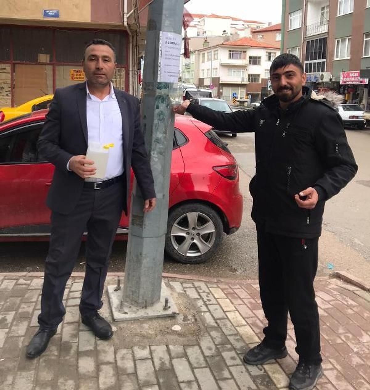 Muhtar, koronavirüse karşı direklere kolonya astı