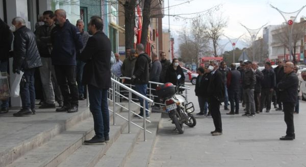 Çalışma saatleri düşünce bankalarda yoğunluk yaşandı