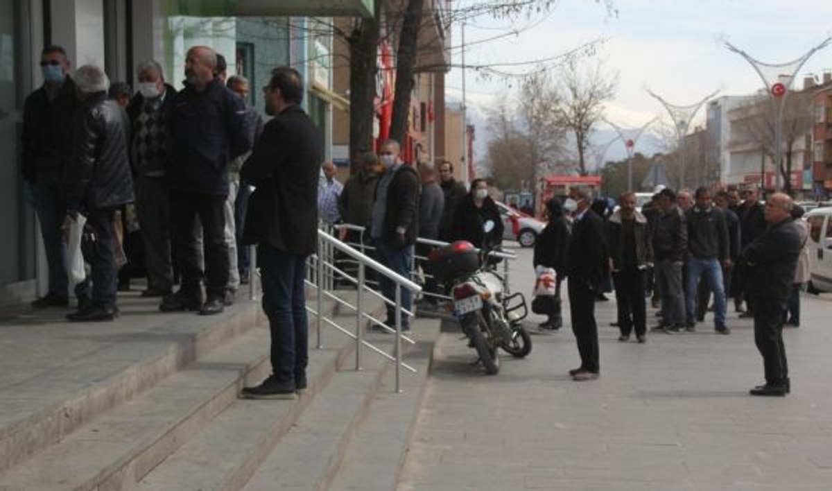 Çalışma saatleri düşünce bankalarda yoğunluk yaşandı