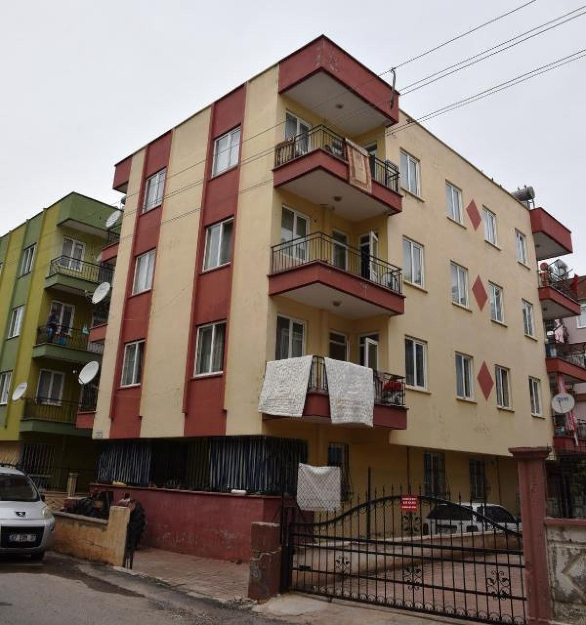 Eşi eve almayınca, gizlice girip kendini balkona kilitledi
