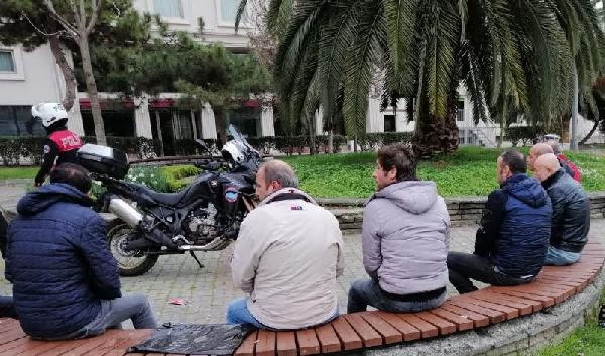 Parkta toplu şekilde alkol alan kişilere ceza kesildi
