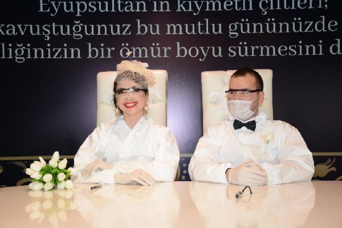 Gelin ve damat koruyucu kıyafetlerle nikaha geldi