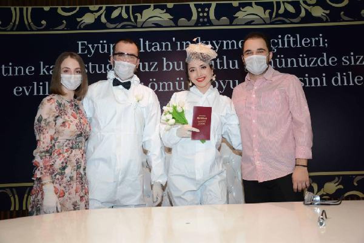 Gelin ve damat koruyucu kıyafetlerle nikaha geldi