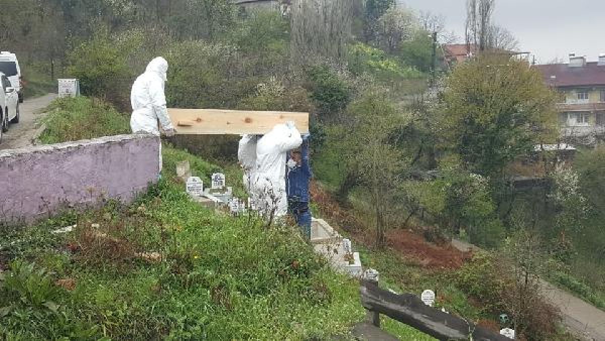 Korona şüphesi nedeniyle tabutu cenazeden sonra yakıldı